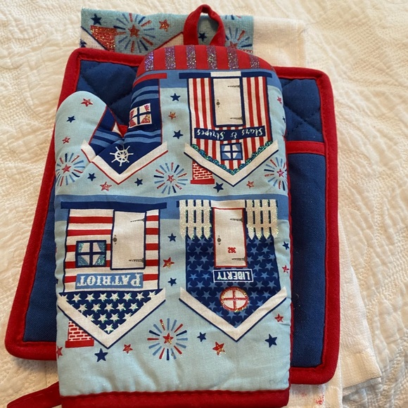 4th of July pot holders and kitchen towel set. - Picture 10 of 10
